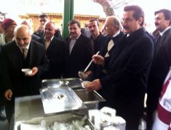 Bakan Çelik Aşure Dağıttı!