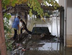 Manavgat Irmağı'nda Su Seviyesi Yükseldi, Çağlayan'da Araçlar Sular Altında Kaldı