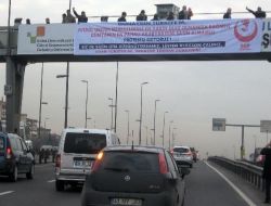 Bbp'liler, Akaryakıt Zamlarını Üst Geçitlere Pankart Asarak Protesto Etti!