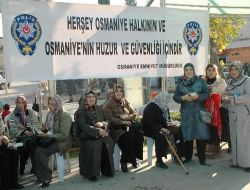 Emniyet Müdürü Ceren Vatandaşlara Aşure Dağıttı
