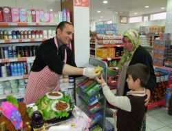 Müşterilerine Aşure Ve Çiğ Köfte İkram Etti