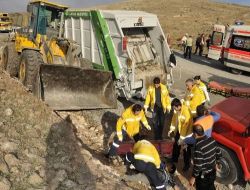 Freni Boşalan Kepçe, Çöp Aracına Çarptı: 3 İşçi Yaralandı