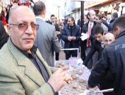 Mecidiye Caddesi Esnafı Vatandaşlara Aşure Dağıttı