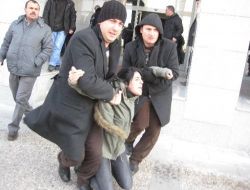 Polis, Eylemci Kadına Ricada Bulunarak Yerden Kalkmasını İstedi
