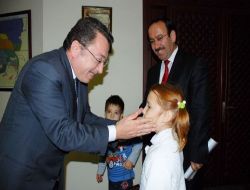 Sevgi Çiçeklerinin Ziyareti Başkan Öztürk'ü Duygulandırdı