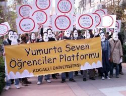 Öğrenciler, Yumurta Atılmasını Protesto Edip, Vatandaşlara Sucuklu Yumurta Dağıttı