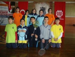 Emine Nakıboğlu İlköğretim Okulu Badminton Turnuvası'nda Madalyaları Topladı
