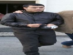 'dur' İhtarına Uymayan Araba, İki Polisi Yaraladı