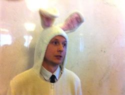 Sirke Dönen Ukrayna Parlamento'suna Muhabir Tavşan Kostümüyle Gitti