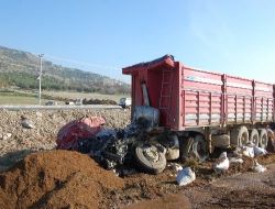İki Tır'ın Çarpıştığı Kazada Yol Yapımında Görevli 4 İşçi Öldükaybetti