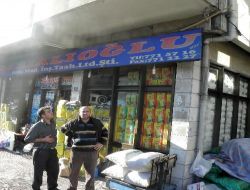 Zahire Dükkanını Atmaca Koruyor