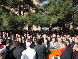 Milletvekili Dilek'in Babası Toprağa Verildi