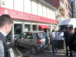 Banka Önünde Meydana Gelen Trafik Kazası Korkuttu