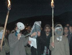 Tunceli'de Birahanelerde Kadınların Çalıştırılmasına Karşı Gösteri Düzenleyenler Ak Parti Binasına Saldırdı