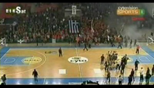 APOEL'E 3 MAÇ SEYİRCİSİZ OYNAMA CEZASI