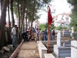 Bucak Belediyesi Bayram Öncesi Mezarlıkları Düzenledi