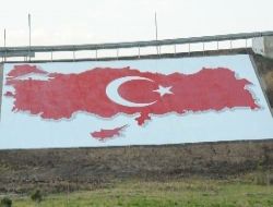 Türk Bayrağı Akrilik Boya Kullanılarak Yenilendi