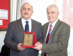 Emekli Öğretmenlerden, Eğitime Katkı Sağlayan Muhtara Plaket