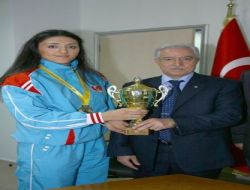 Büyükşehir Belediyesi Başkan Vekili Aldırmaz Dünya Şampiyonu Sporcuyu Kutladı