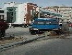 Taksiye Çarpmamak İçin Manevra Yapan Askeri Araç Aydınlatma Direğini Devirdi