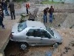 İzmir'de Sel, Otomobilleri Sürükledi