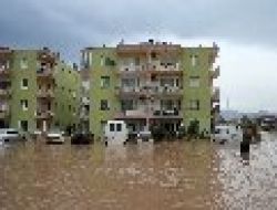 İzmir Facianın Eşiğinden Döndü Evlerinde Mahsur Kalanlar Botlarla Kurtarıldı