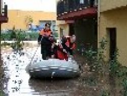 İzmir Facianın Eşiğinden Döndü Evlerinde Mahsur Kalanlar Botlarla Kurtarıldı