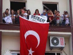 Şehit Annesi Oğlunu Toprağa Bayrağı Başının Üzerinde Taşıyarak Uğurladı