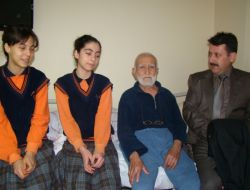 Bayram Aymaz (mavi Kazaklı), Özel Konuralp İlköğretim Okulu Müdürü İsmail Güler (ortada), Zaman Gazetesi İl Temsilcisi Mehmet Gökalp (siyah Paltolu)