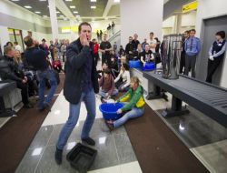 Moskova Havalimanlarında İki Gündür Uçamayan Yolcular Ortalığı Kırıp Döktü!