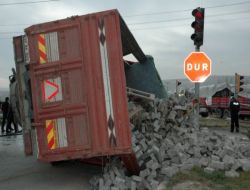 Kamyon Devrilince Parke Taşlar Yola Saçıldı