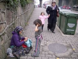 Dilenciler Para Kazanmak İçin Çocuklarını Da Kullanıyor