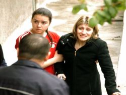 Balkondan Düşen Kadın Ağır Yaralandı