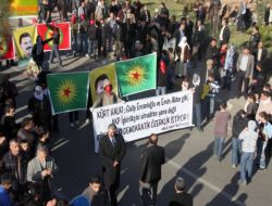 BDP Mitinginde Ensarioğlu İle Aktar'a Tepki Gösterildi