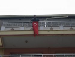 İzmir'de Kaçak Sundurma Yıkımına Bayraklı Direniş