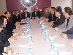 Vali Kocatepe, Cami Yaptıran Hayırsever İşadamına Teşekkür Belgesi Verdi