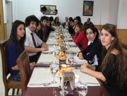 Rektör, Tiyatrocu Öğrencileri İle Yemekte Buluştu