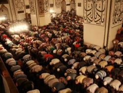 Kadir Gecesi İçin Bursa Ulu Camii'ye Gelenler Yollarda Saf Tuttu