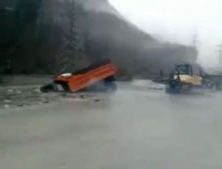 Rusya'da Çamura Gömülen Kamyonda Can Pazarı