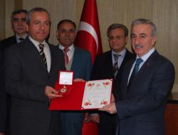 Sosyal Hizmetler Genel Müdürlüğü'nden, Vali Kamçı'ya Altın Madalya
