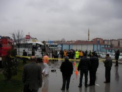 Kazaya Karışan 2 Genç Trafik Ekiplerini Beklerken Otobüsün Altında Kaldı