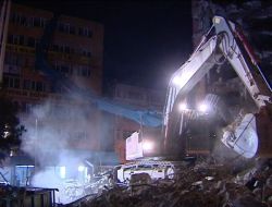 Yıkım Aracı Devrildi, Cadde Trafiğe Kapandı