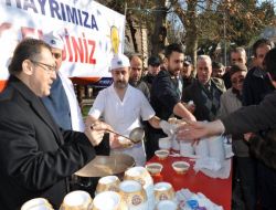 Ak Parti Genel Başkan Yardımcısı Uğur Aşure Dağıttı