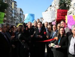 Ak Parti, İzmir Metrosunun Gecikmesini Sembolik Kurdele Keserek Protesto Etti