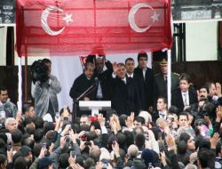 Cumhurbaşkanı Abdullah Gül Okuldan Çıkan Öğrencilerle Sohbet Etti
