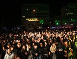 İzmirliler Soğuk Havaya Rağmen 2011'e Coşkuyla Girdi
