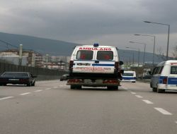 Bu Kez Ambulansı Taşıdılar