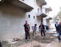 Muhtar Herşeyi Devletten Beklemedi, Öğretmen Lojmanını Köylülerle İnşa Ediyor