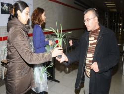 İzmir’de Metro Yolcularına 4 Bin Nergis Dağıtıldı