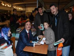 Özgen Keskin, Okurlarıyla Buluşup Kitaplarını İmzaladı